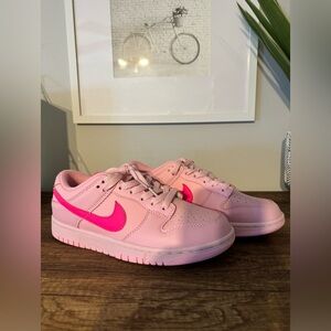 NWOT NON AUTHENTIC! WOMENS TRIPLE PINK DUNKS